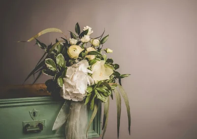 Bouquet blanc élégant d'hommage