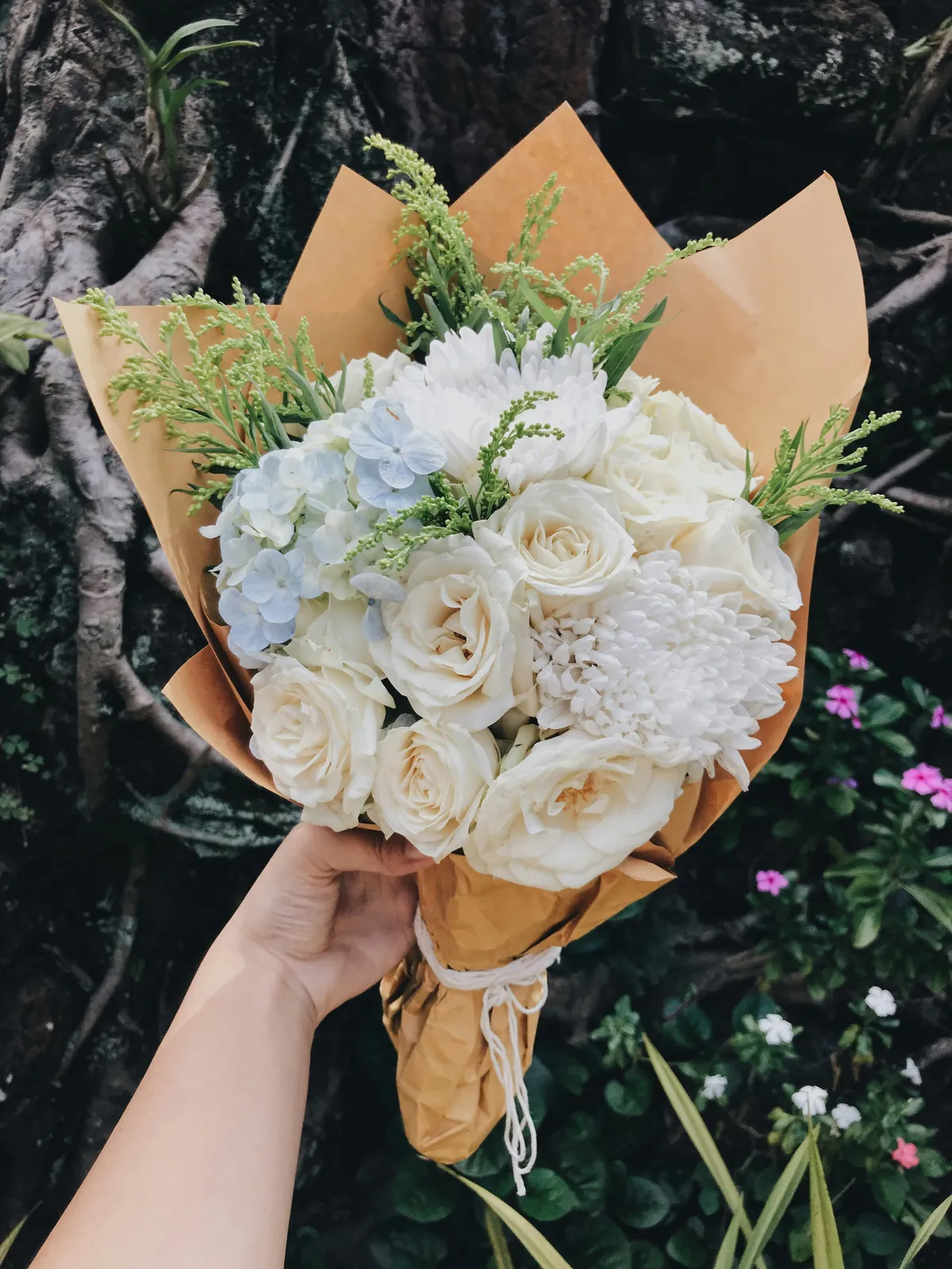 Bouquet blanc avec hortensia bleu