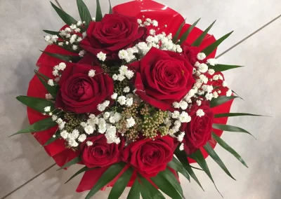 Bouquet rond de roses rouges et gypsophile