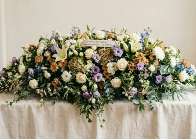 Composition funéraire aux tons blancs et lilas