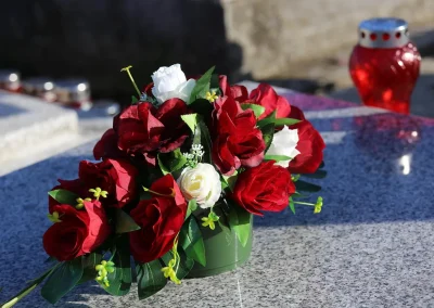 Composition de roses rouges et blanches