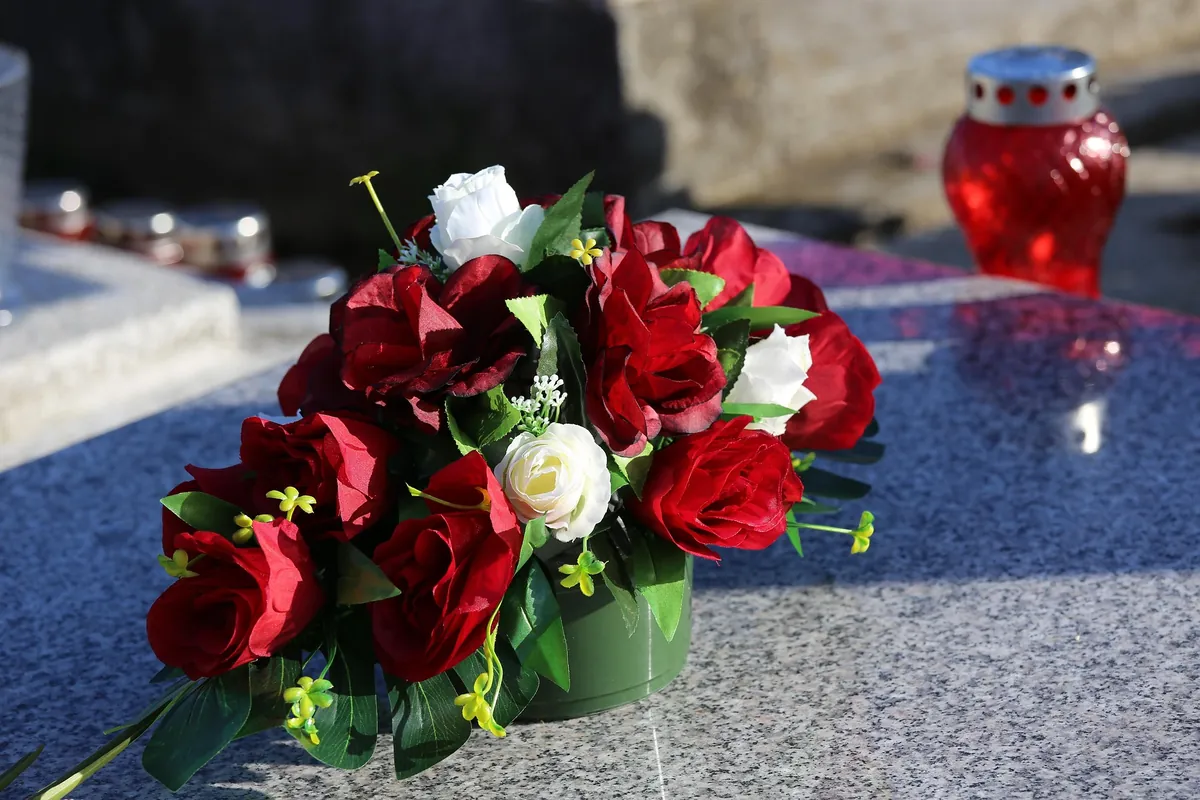 Composition de roses rouges et blanches