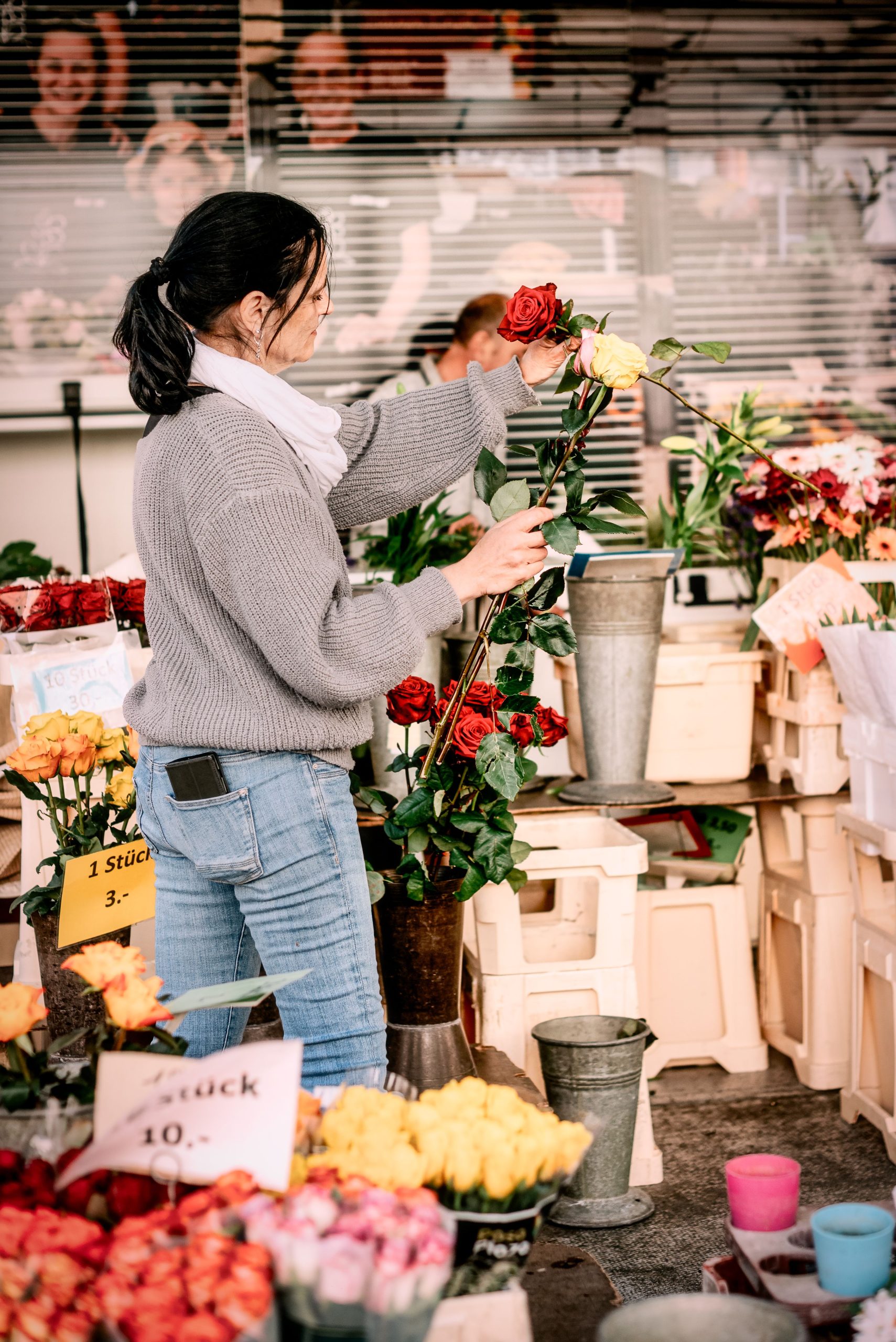 Fleuriste confectionnant un bouquet à l'atelier Fleurs Azur à Outreau