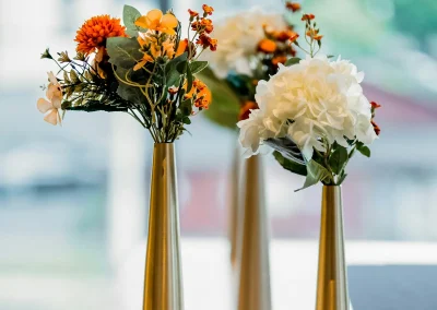 Vases dorés avec petits bouquets de fleurs